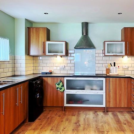 Retro Seaside Apt With Patio Apartment สวอนซี ภายนอก รูปภาพ