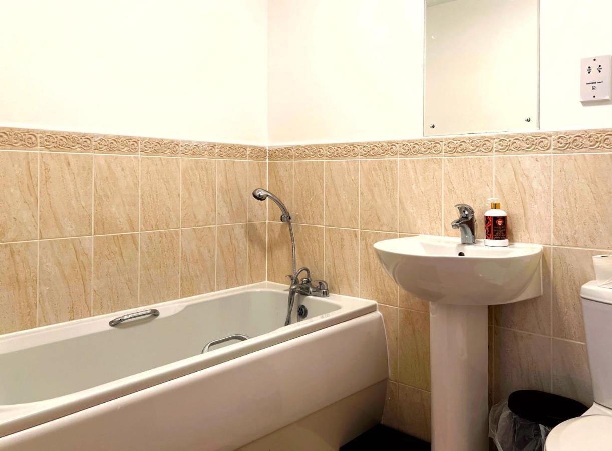 Retro Seaside Apt With Patio Apartment สวอนซี ภายนอก รูปภาพ