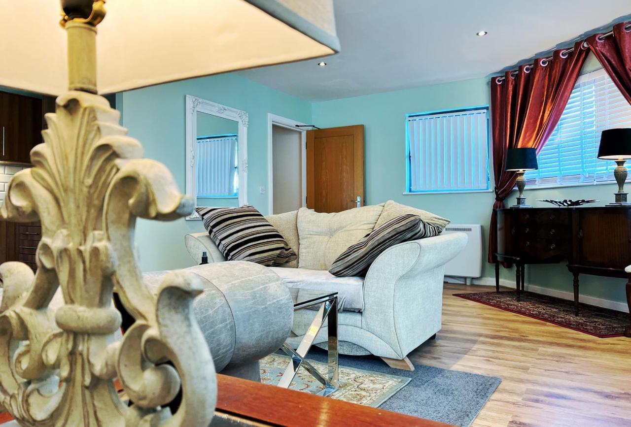 Retro Seaside Apt With Patio Apartment สวอนซี ภายนอก รูปภาพ