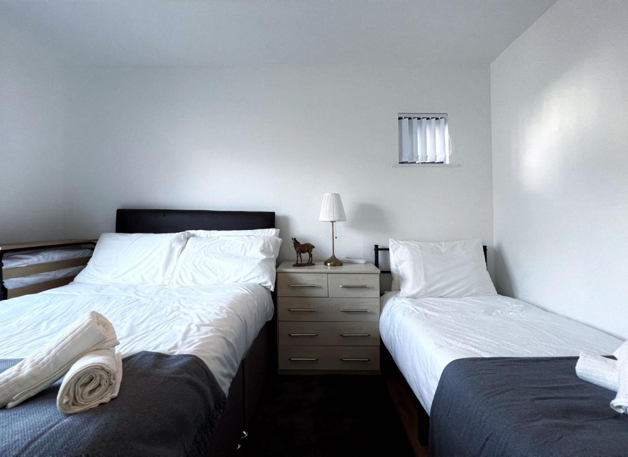Retro Seaside Apt With Patio Apartment สวอนซี ภายนอก รูปภาพ