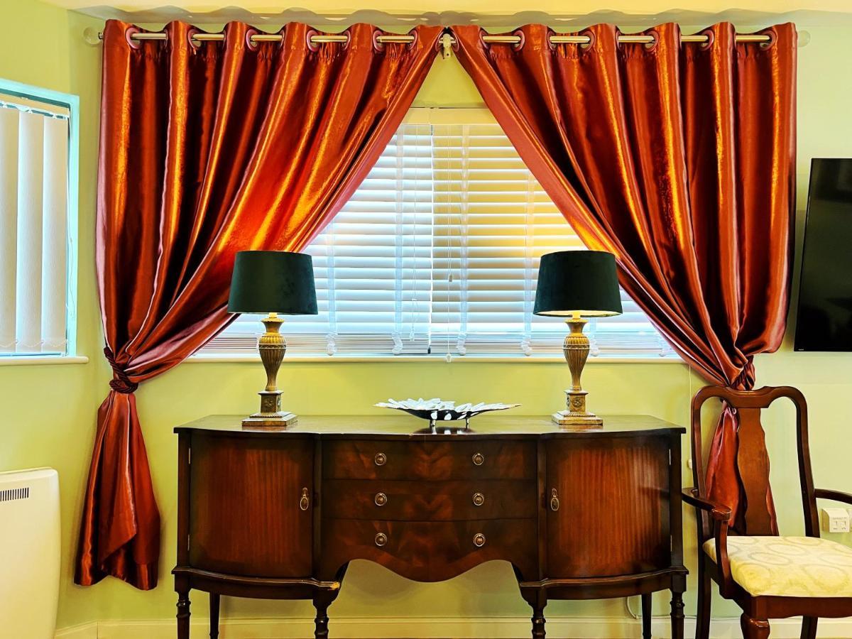 Retro Seaside Apt With Patio Apartment สวอนซี ภายนอก รูปภาพ