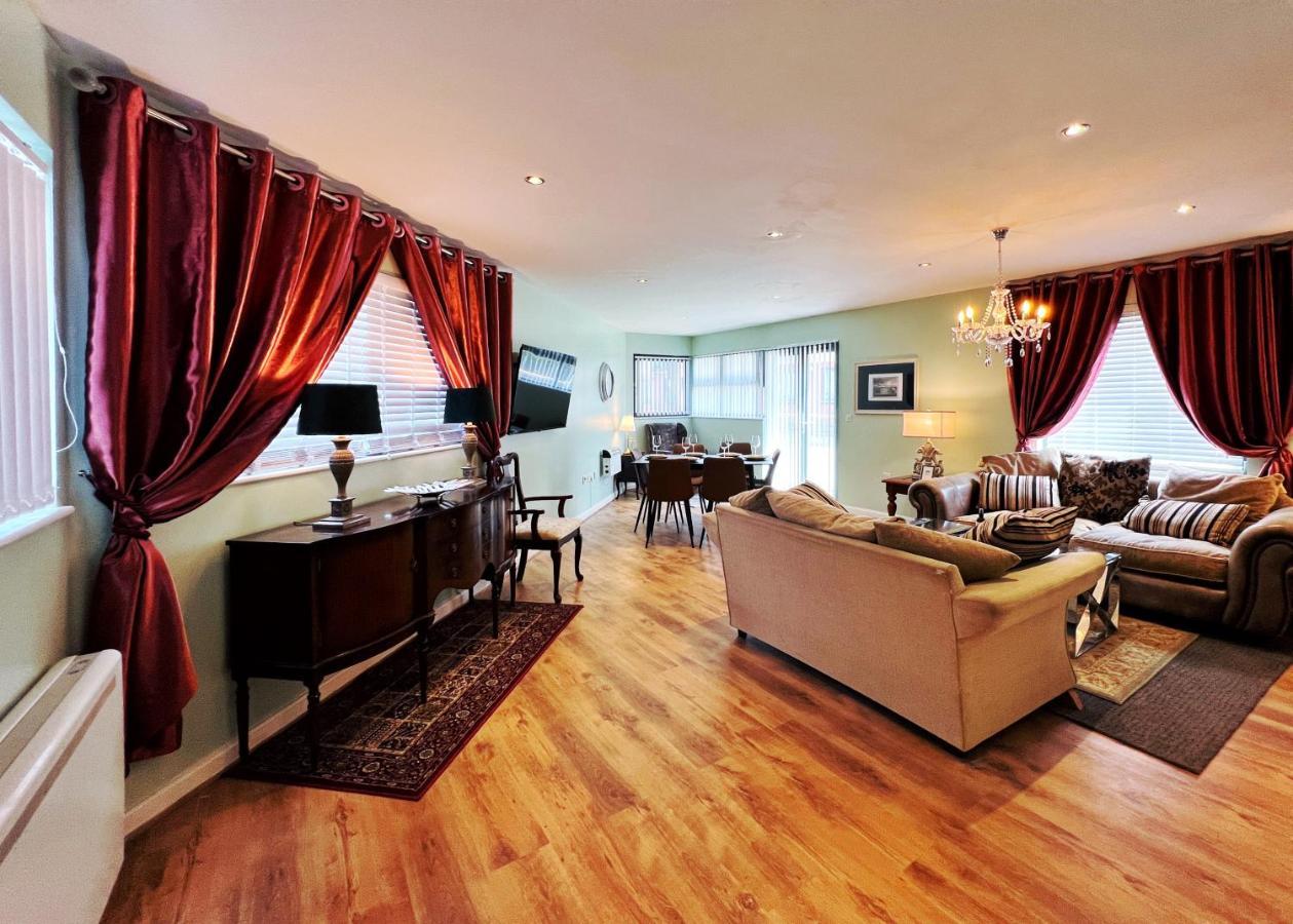 Retro Seaside Apt With Patio Apartment สวอนซี ภายนอก รูปภาพ