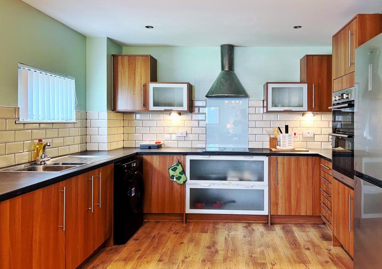 Retro Seaside Apt With Patio Apartment สวอนซี ภายนอก รูปภาพ